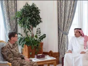 وزير دفاع قطر يلتقي قائدا أمريكيا إثر تصريحات متناقضة حول توسعة قاعدة العديد
