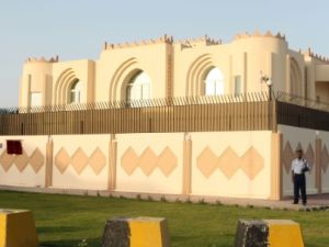 عنصر من امام مكتب طالبان في قطر
