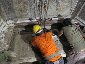 يقع القبر في بناء صغير أعيد بناؤه بالرخام بعيد الحريق قبل نحو قرنين