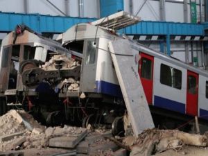 7 قتلى في خروج ترامواي عن السكة في كرويدن جنوب لندن 