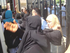 تغلق السلطات المصرية المعبر المنفذ الوحيد لسكان القطاع البالغ عددهم مليوني نسمة على الخارج