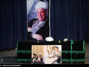 يؤم خامنئي المصلين في جنازة رفسنجاني في طهران