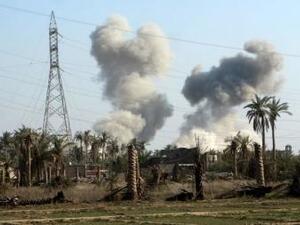 أدخنة تتصاعد من مبنى أصيب في غارة جوية في مدينة الرمادي
