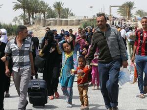 الالاف يفرون من الرمادي بعد سيطرة داعش على معظم انحائها