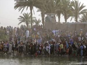 نازحون هربوا من مدينة الرمادي لدى وصولهم قرب بغداد
