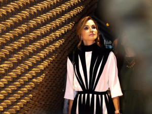 الملكة رانيا تختار إطلالة أنثوية بتصميم فالنتينو في أسبوع عمان للتصميم