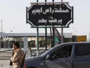 ليبيا تغلق معبر راس جدير الحدودي مع تونس بسبب احتجاجات لتجار تونسيين
