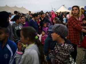 Migrants and refugees wait for a food distribution at the makeshift camp at the Greek-Macedonian border village of Idomeni, on April 5, 2016. (AFP/Bulent Kilic)
