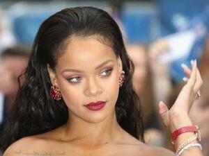 بمناسبة اقتراب عيد الميلاد المجيد أطلقت ريهانا عدة تصاميم لجوارب الميلاد 