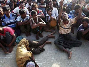 تحدث اللاجئون ايضا عن اقدام الجنود على قتل ضحاياهم بذبحهم والقيام بعمليات اغتصاب جماعية