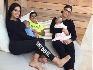 كريستيانو رونالدو برفقة جورجينا رودريغيز وابنائه