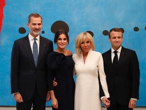 بريجيت ماكرون وليتيزيا ملكة اسبانيا برفقة زوجيهما في معرض  الفنان الاسباني خوان ميرو