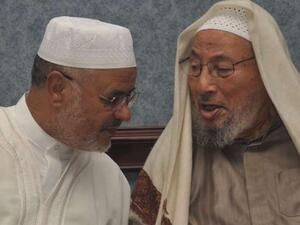  القرضاوي إلى جانب الرئيس الجديد للمنظمة رجل الدين الغربي، أحمد الريسوني