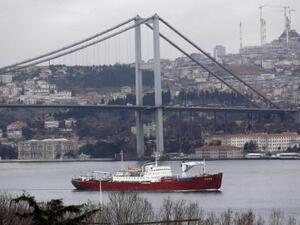 سفينة نقل روسية ويبدو جسر البوسوفو في الخلف تبحر في طريقها الى البحر المتوسط في اسطنبول
