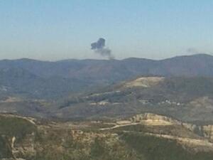 دخان يتصاعد من منطقة جبلية في سوريا سقطت فيها طائرة حربية روسية ضربتها مقاتلتان تركيتان يوم الثلاثاء

