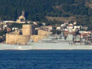 سفينة حربية روسية تعبر مضيق الدردنيل في تركيا في طريقها الى البحر المتوسط
