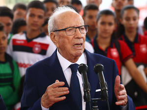 السبسي يقف على مسافة واحدة من جميع الأحزاب 
