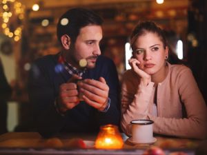 غياب التواصل الصحي بين الزوجين يسبب المشكلات الزوجية