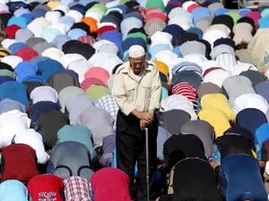 فلسطينيون يؤدون الصلاة في الاقصى
