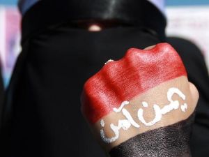 دعا مواطنون يمنيون طرفي الصراع إلى وقف القتال والحيلولة دون وقوع كارثة إنسانية.