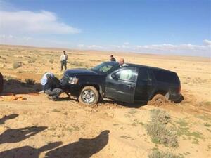 مركبة السفيرة الامريكية في الاردن "تغرز" في الوحل !