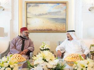 عاهل المغرب يزور الملك سلمان في مقر إقامته بطنجة 