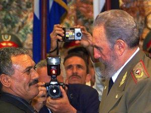 كان صالح قد التقى مع كاسترو الذي حكم كوبا 47 عاما خلال زيارة رسمية لهافانا في عام 2000

