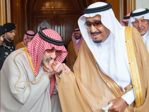 نشر الوليد بن طلال صور أظهرت إحداها تقبيله يد الملك سلمان بن عبد العزيز، ومصافحته ابن سلمان