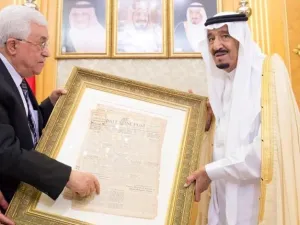 أعطاه نسخة مؤطرة من صحيفة "فلسطين بوست" - 