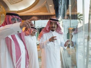 الملك سلمان خلال الجولة التفقدية