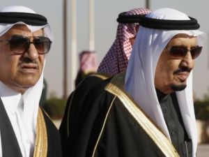 الأمير محمد بن نايف (إلى اليسار) إلى جوار العاهل السعودي الملك سلمان في مطار الملك خالد الدولي في الرياض 