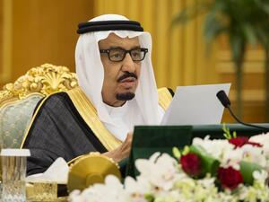 العاهل السعودي يقضي فترة استجمام بمدينة نيوم التي لا تزال تحت الإنشاء