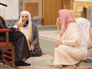 الصورة التقطت بعد أداء صلاة الظهر في الديوان الملكي