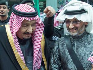 أول لقاء علني يجمع الملك سلمان بالأميرين الوليد بن طلال 