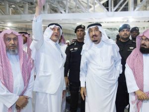 العاهل السعودي يتفقد المسجد الحرام