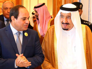 الملك سلمان والرئيس المصري خلال لقاء سابق