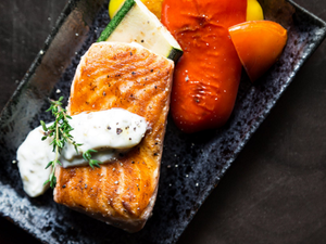 يعتبر سمك السالمون من الأطعمة الغنية بالأوميجا 3 (shutterstock.com)
