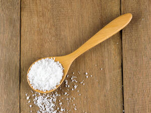 الامتناع عن تناول الملح وتناول المزيد من الفاكهة يمكن أن يقلل من ضغط الدم (shutterstock.com)