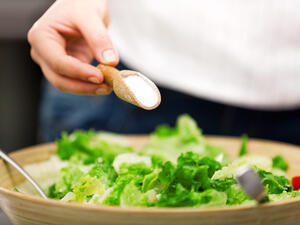 الإفراط في تناول الملح يضر بضغط الدم ويمكن أن يسبب الى امراض الشرايين 