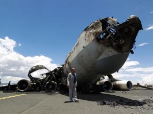 الطائرة المحترقة في مطار صنعاء