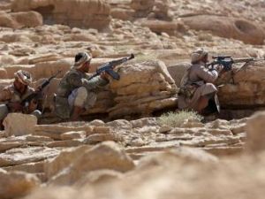 مقاتلون من القبائل الموالية للحكومة اليمنية بالقرب من صنعاء
