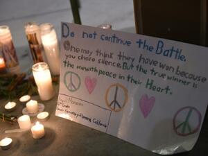 شموع في مكان الهجوم في سان برناردينو في كاليفورنيا
