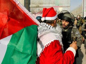 خرجت باتجاه المدخل الشمالي لبيت لحم، ارتدى فيها المشاركون زي "بابا نويل"