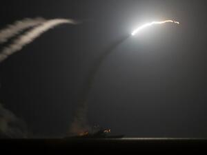 نسبت وسائل الإعلام إلى المتحدث قوله إن الضربات وقعت في بلدة الهرى جنوب شرقي البوكمال 