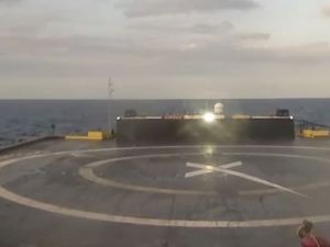 تكشف اللقطات سطح القاعدة البحرية المجهزة