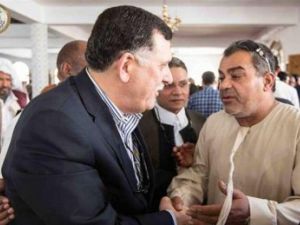 رئيس حكومة الوفاق الليبية يؤدي صلاة الجمعة بمسجد وسط طرابلس