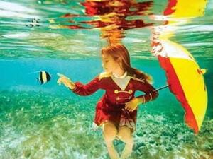 فتاة وشمسية وسمكة