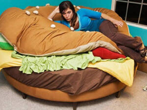 يعني كأتك نايم على سندويشة همبرعر