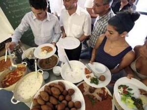 لبنانيون يحضرون طعامهم من بوفيه احد المطاعم