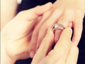 فتاة تضع الحج شرط لزواجها